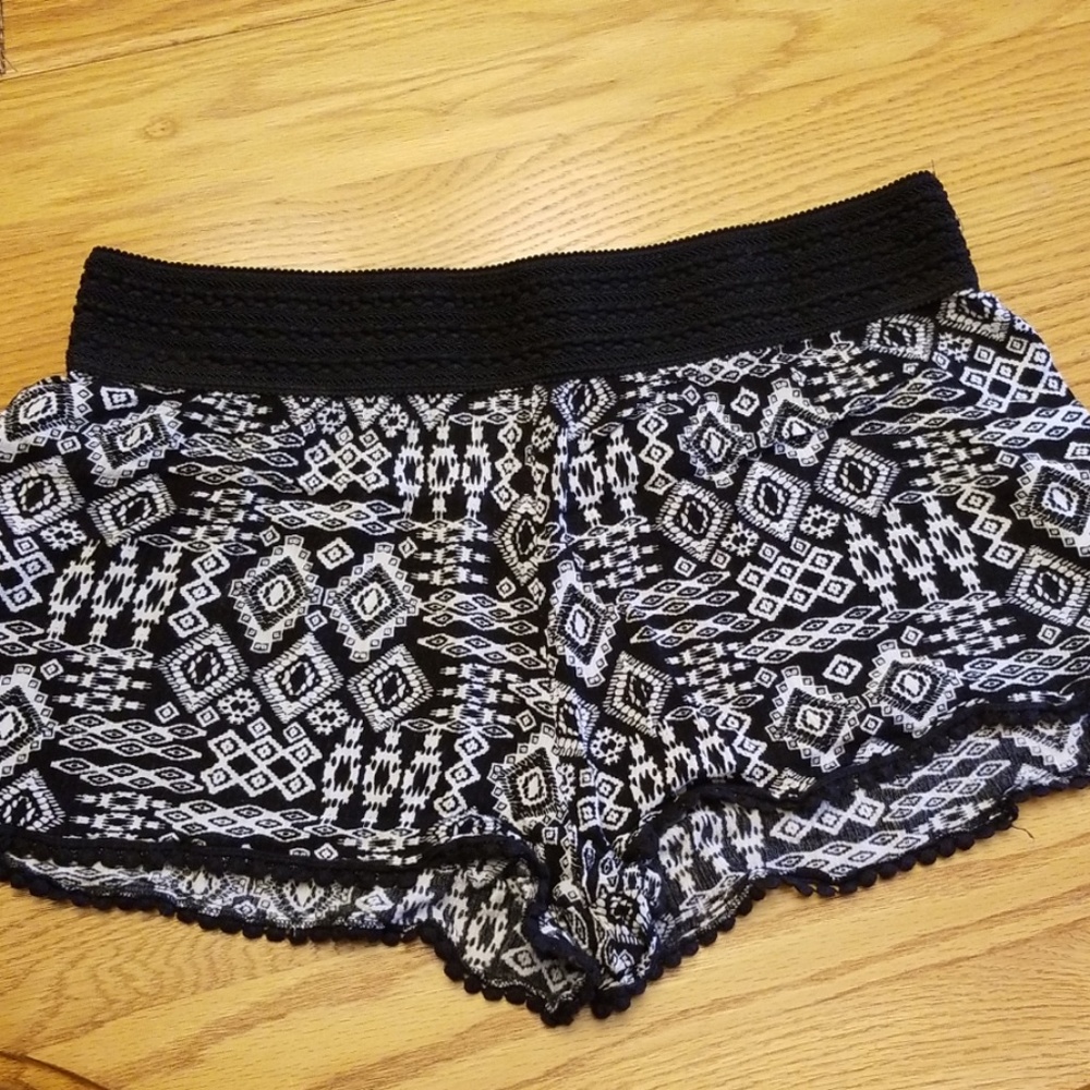 No boundaries XL black/white shorts
